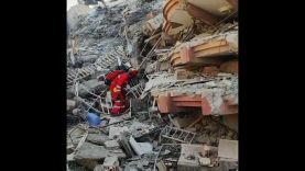 iefimerida.gr / Έλληνες εθελοντές στα συντρίμμια από τον σεισμό στην Τουρκία