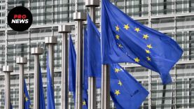 Μεσίστιες οι σημαίες της ΕΕ στα κτίρια της Κομισιόν στη μνήμη των θυμάτων της τραγωδίας των Τεμπών