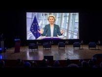 Ούρσουλα φον ντερ Λάιεν: Η ΕΕ πρέπει να προσαρμόσει τους κανόνες για την κρατική βοήθεια
