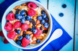 ontbijt kom met muesli en fruit kom met muesli, noten en fruit.