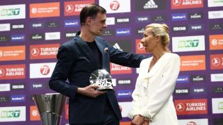 Η στιγμή που ο Γιώργος Μπαρτζώκας βραβεύεται ως προπονητής της χρονιάς από τη Νένα Ίβκοβιτς