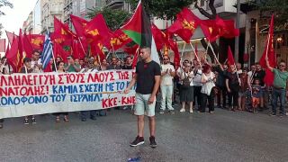 Μέλη του ΚΚΕ καίνε τις σημαίες των ΗΠΑ και του Ισραήλ