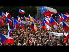 Τσεχία: Μεγάλη αντικυβερνητική διαδήλωση με σύνθημα «Πρώτα η Τσεχία» – Κατά ΕΕ και ΝΑΤΟ