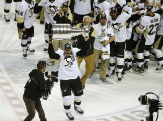 Pittsburgh Penguins' Sidney Crosby (87) carries the cup to the team after winning 3-1 against the San Jose Sharks in third period of Game 6 of the NHL Stanley Cup Final on June 12, 2016 at SAP Center in San Jose, Calif. (Josie Lepe/Bay Area News Group)