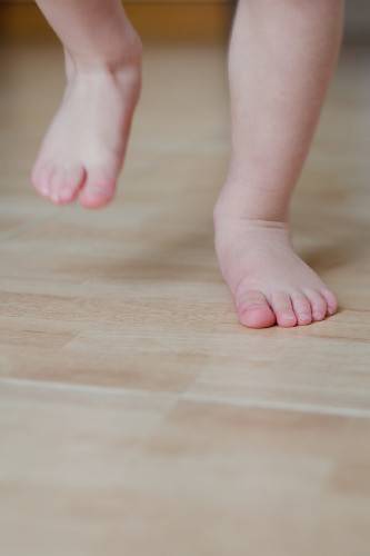 A baby with flat feet