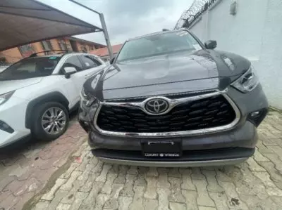 TOYOTA Highlander