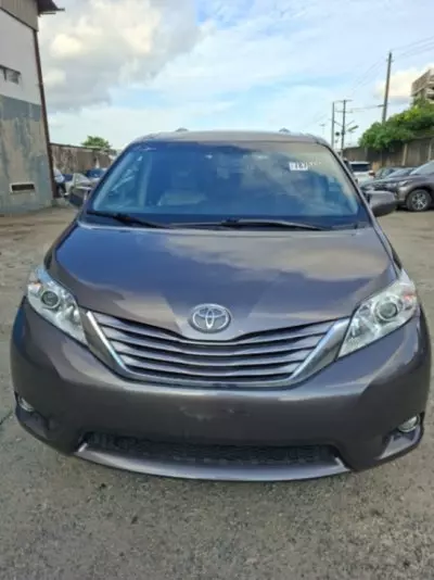 TOYOTA Sienna
