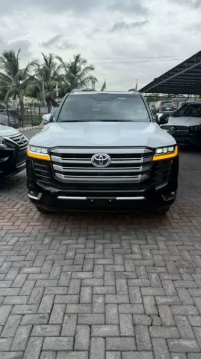 Toyota  Land Cruiser VXR V8