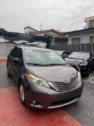 TOYOTA Sienna