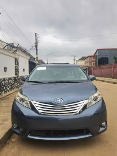 TOYOTA Sienna
