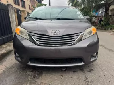 TOYOTA Sienna