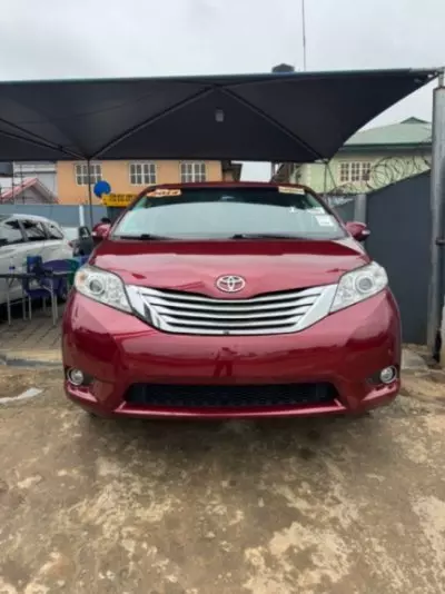 TOYOTA Sienna