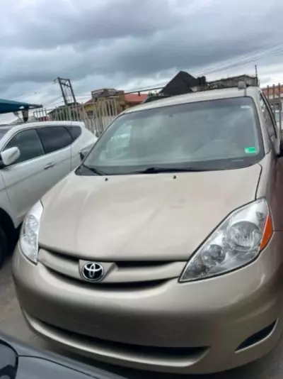 TOYOTA Sienna
