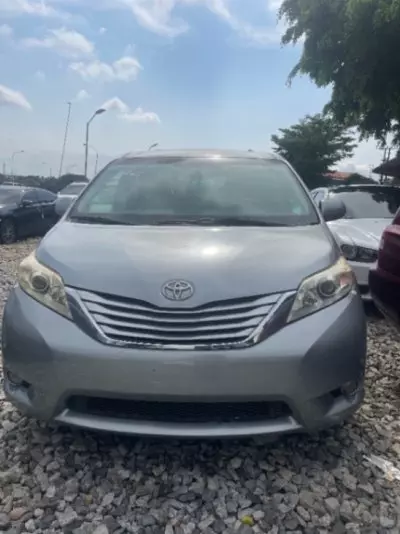 TOYOTA Sienna