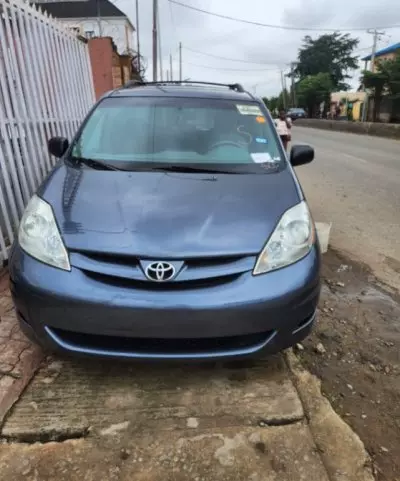 TOYOTA Sienna