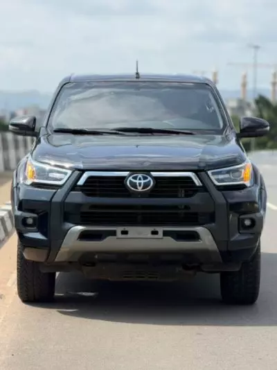 TOYOTA Hilux