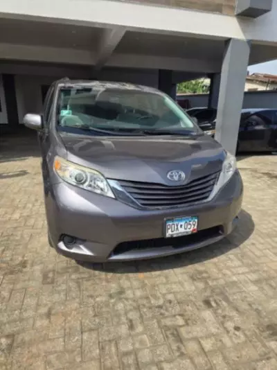 TOYOTA Sienna