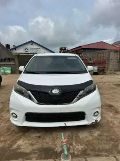TOYOTA Sienna