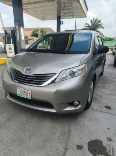 TOYOTA Sienna