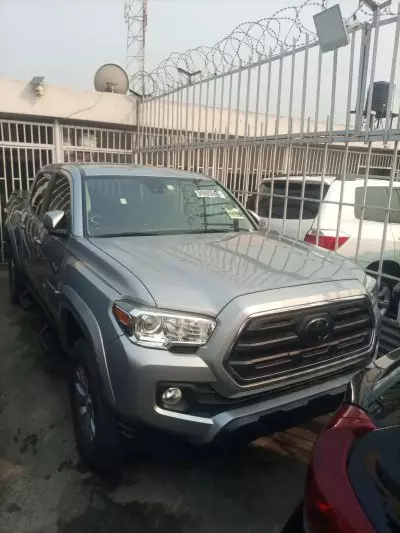 TOYOTA Tacoma