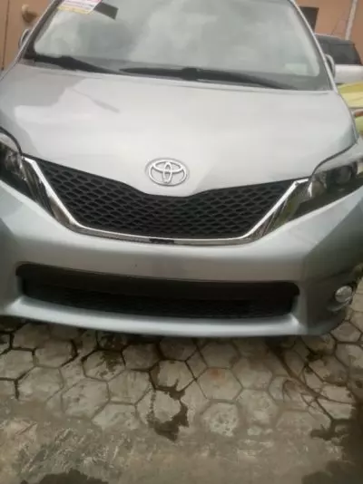 TOYOTA Sienna
