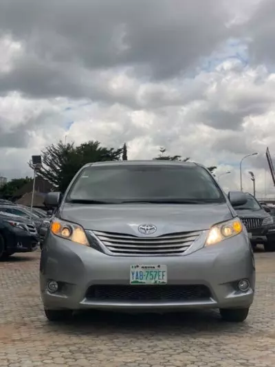 TOYOTA Sienna