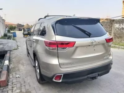 TOYOTA Highlander