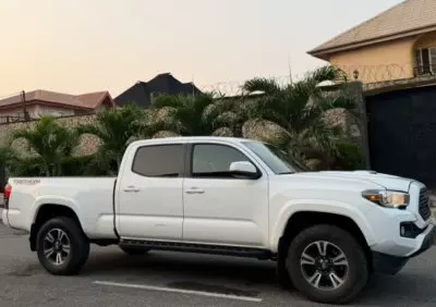 TOYOTA Tacoma