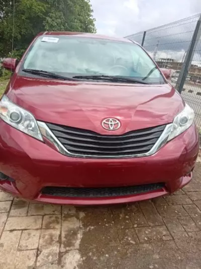 TOYOTA Sienna