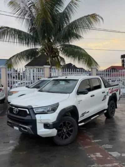 TOYOTA Hilux