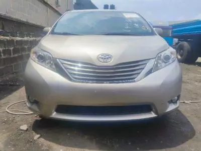 TOYOTA Sienna