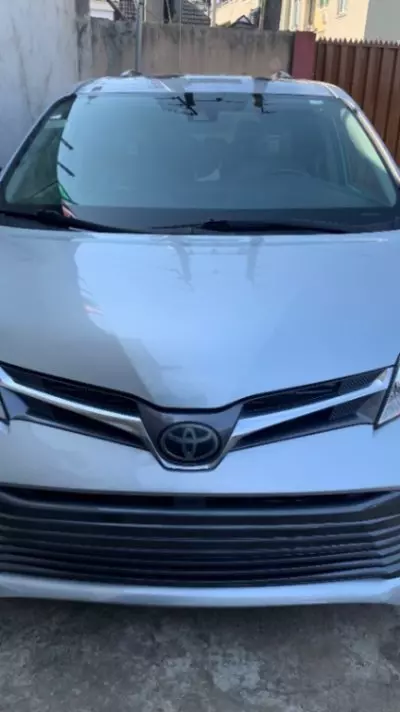 TOYOTA Sienna