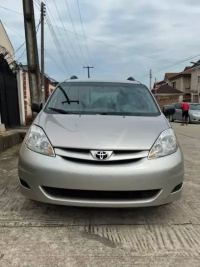 TOYOTA Sienna
