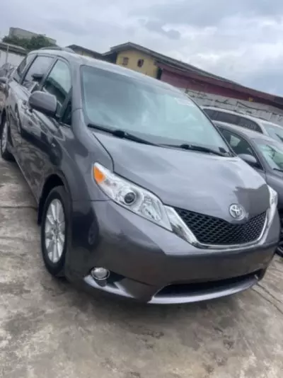TOYOTA Sienna