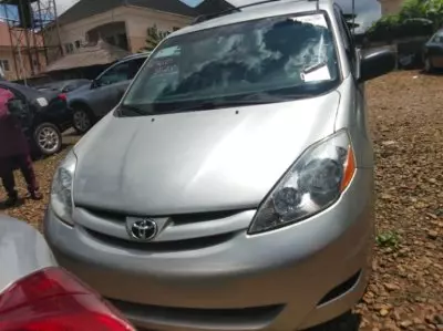 TOYOTA Sienna