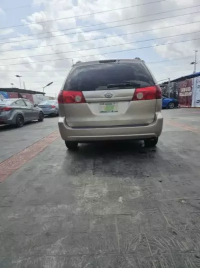 TOYOTA Sienna