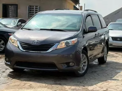 TOYOTA Sienna