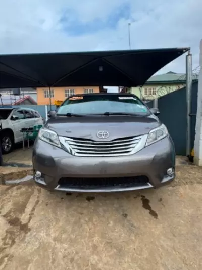 TOYOTA Sienna