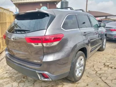 TOYOTA Highlander