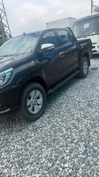 TOYOTA Hilux