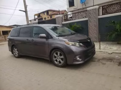 TOYOTA Sienna