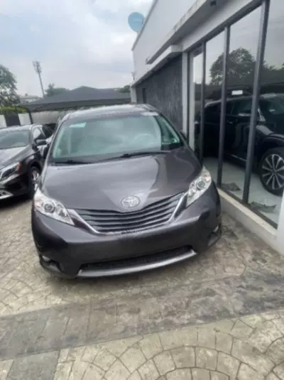 TOYOTA Sienna