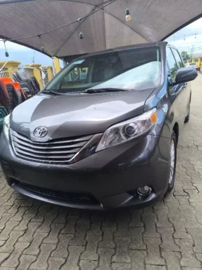 TOYOTA Sienna