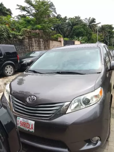 TOYOTA Sienna