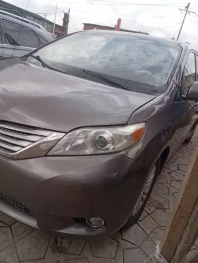 TOYOTA Sienna