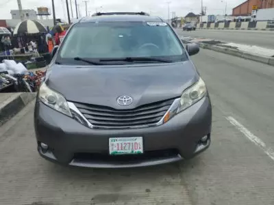 TOYOTA Sienna