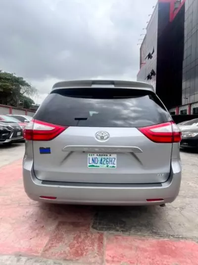 TOYOTA Sienna
