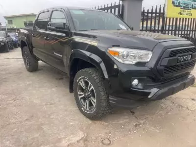 TOYOTA Tacoma