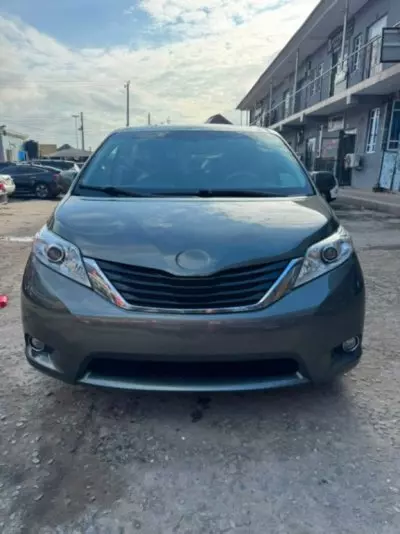TOYOTA Sienna