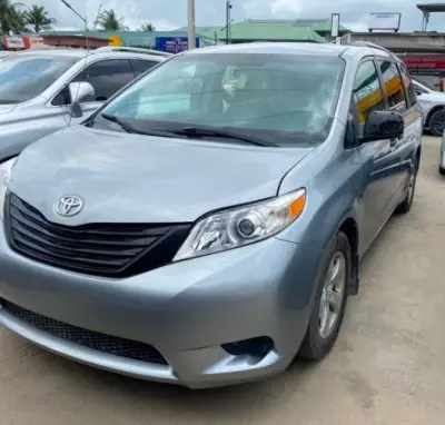 TOYOTA Sienna